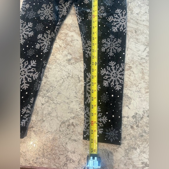 No boundaries leggings Holiday Large Snowflakes - Picture 6 of 8